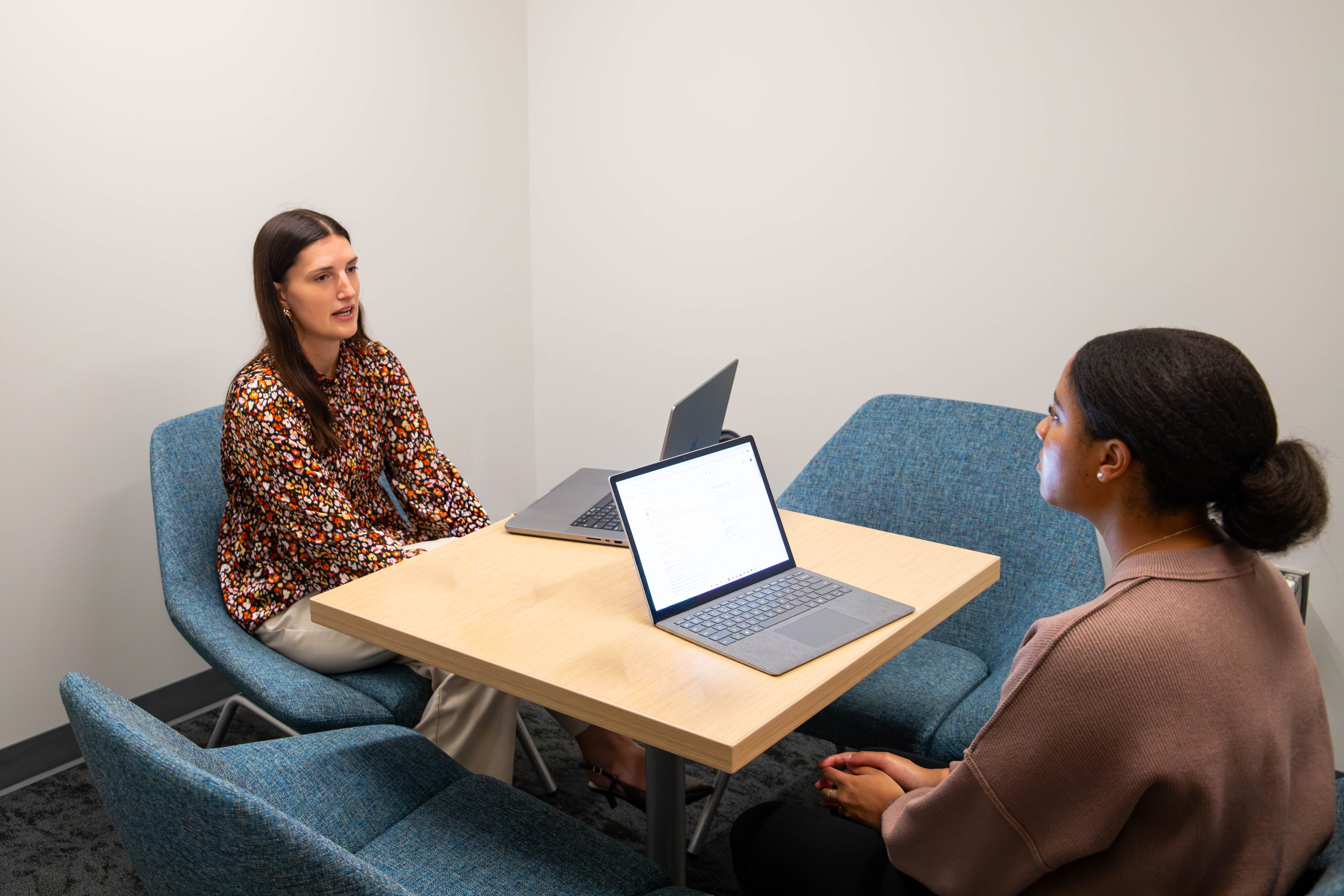 Two students meet for a peer advising session