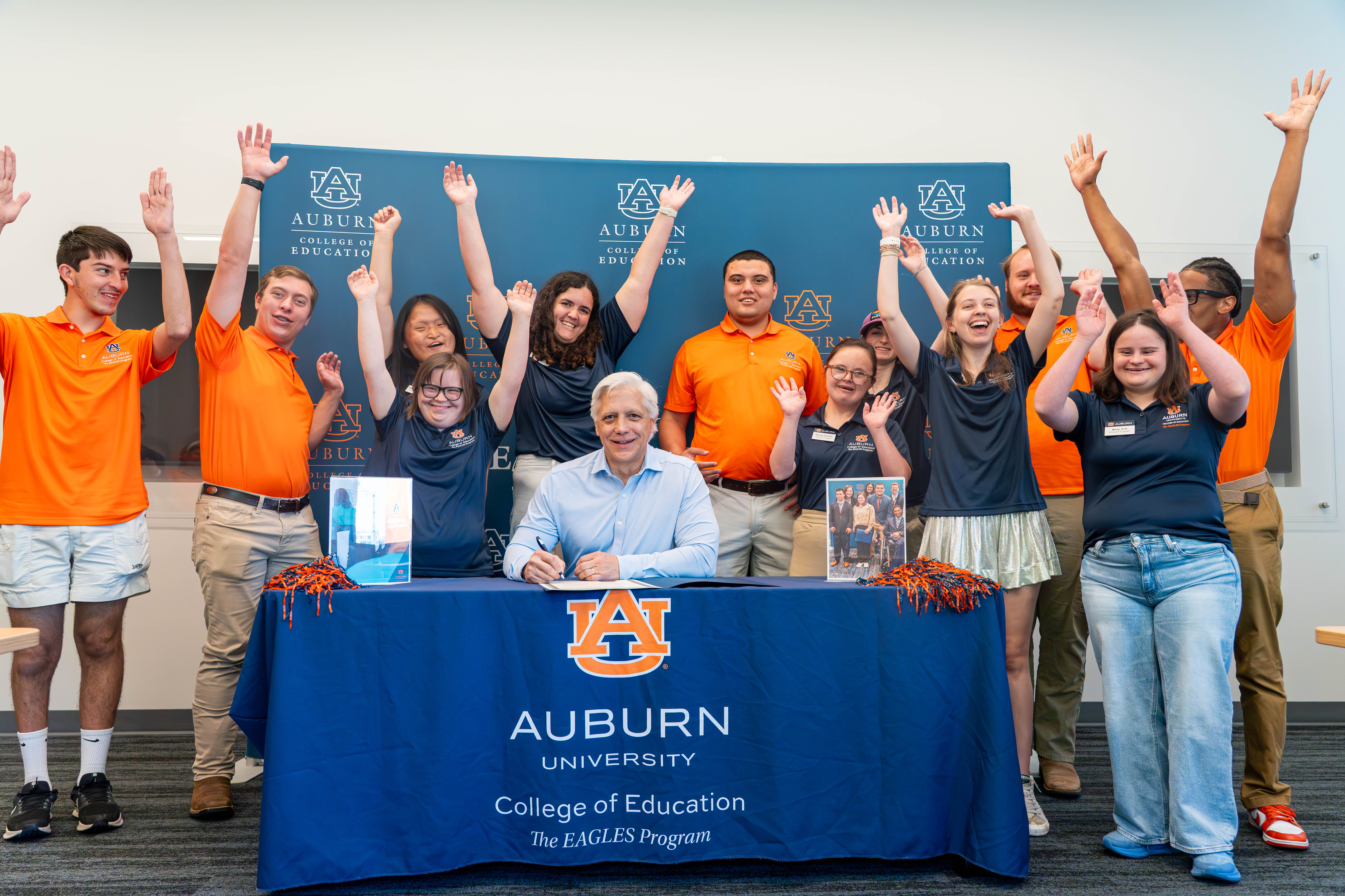 eagles students pose with the mayor of auburn